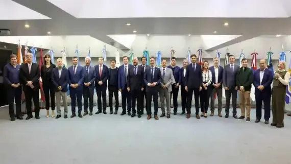 gobernadores-de-todo-el-arco-politico-estan-reunidos-en-el-cfi-para-tratar-el-presupuesto-2025-20241114-1912138