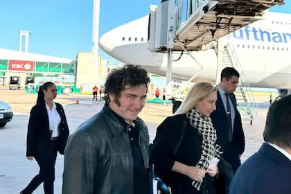 el-presidente-javier-milei-y-la-secretaria-DT327VHSUFEU3NNIMBELR4WYJM