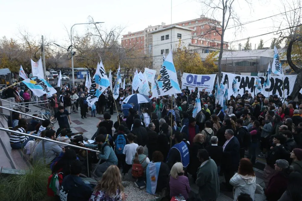 manifestacion-del-peronismo-frente-los-tribunales-federales-mendoza-1jpeg