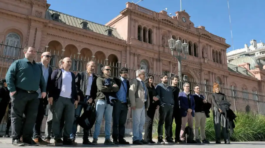 periodistas-de-distintos-medios-acreditados-en-casa-rosada-posan-afuera-de-la-casa-de-gobierno-2231313