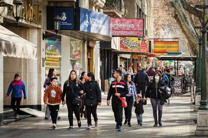 mendoza-ciudad-calle-las-heras-temperatura-tiempo-clima-invierno-comercios-turismo-turistas