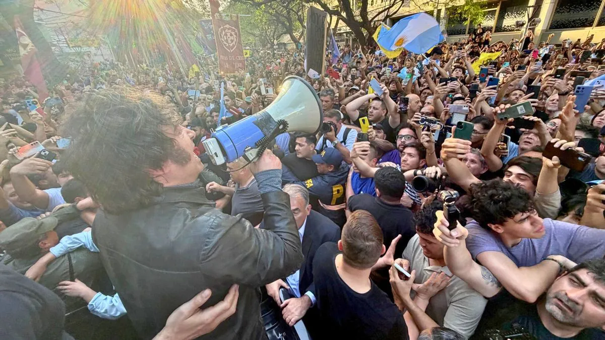 javier-milei-peatonal-mendoza