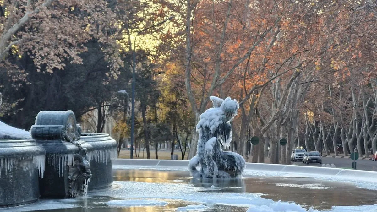 la-fuente-los-continentes-amanecio-el-lunes-congelada-el-medio-la-historica-ola-polar-mendoza-foto-gentileza-ayrton-peyrille (1)