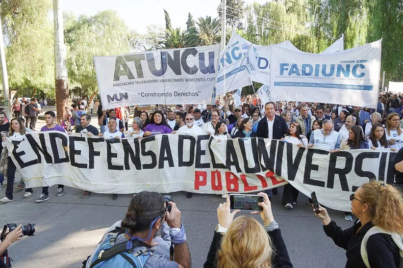 marcha-mendoza-universitarios-profesores-educacion-libre-y-gratuita
