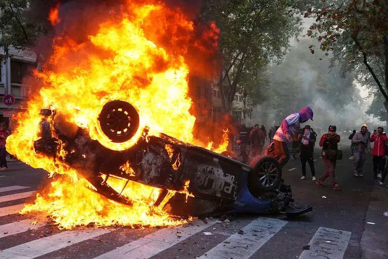 un-patrullero-fue-dado-vuelta-e-incendiado-en-la-zona-del-congreso-VODXNUV37JABXJ777JCBCDMI7U