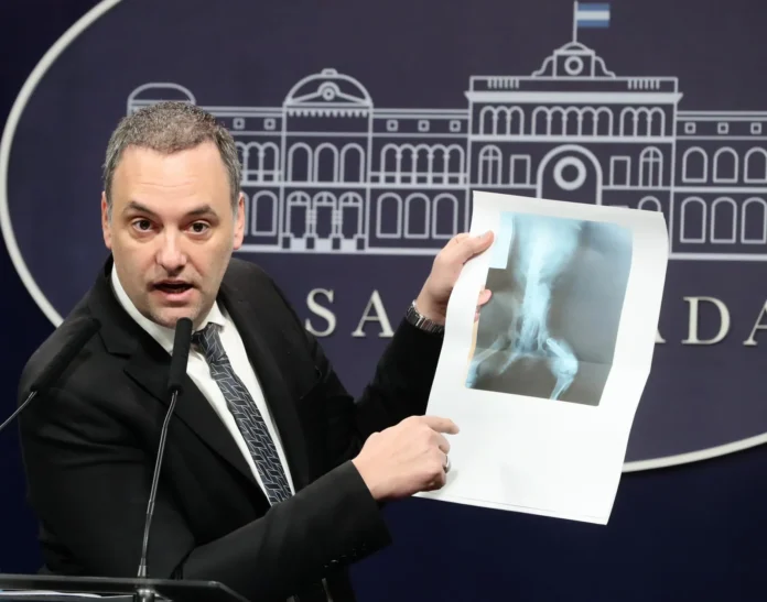 Manuel-adorni-1-696x547