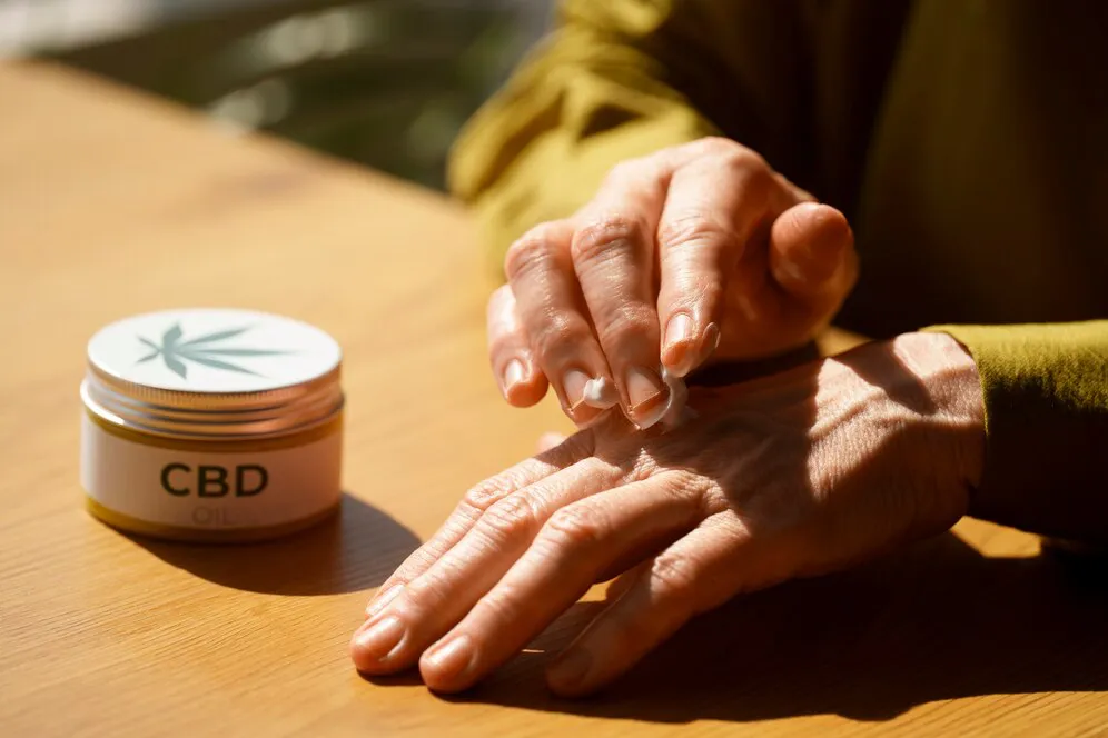 primer-plano-mujer-que-usa-crema-cbd-dolor_23-2150830170
