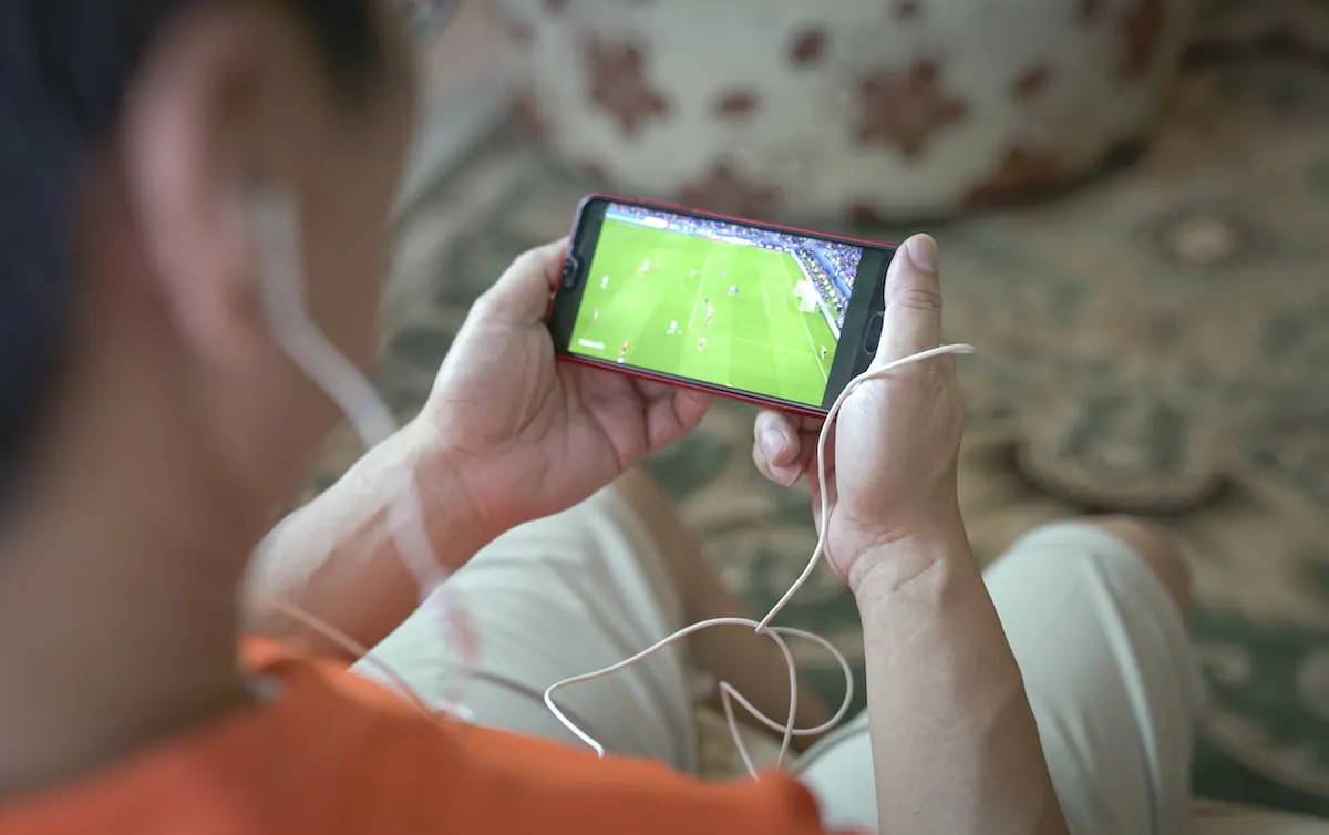 viendo-futbol-por-el-movil