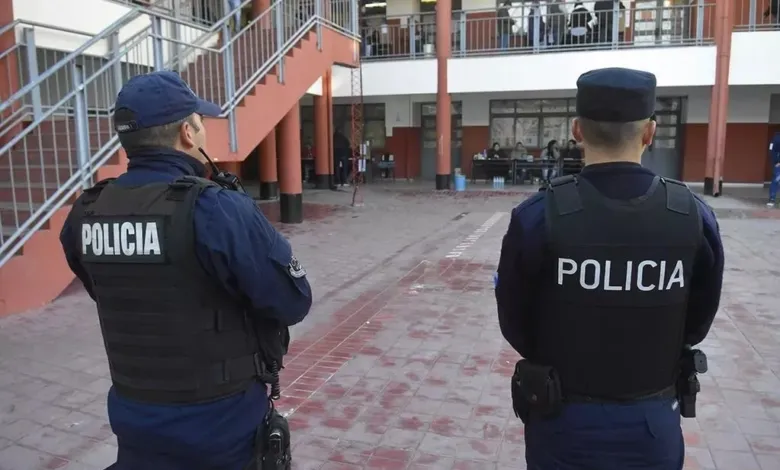 policia en escuelas