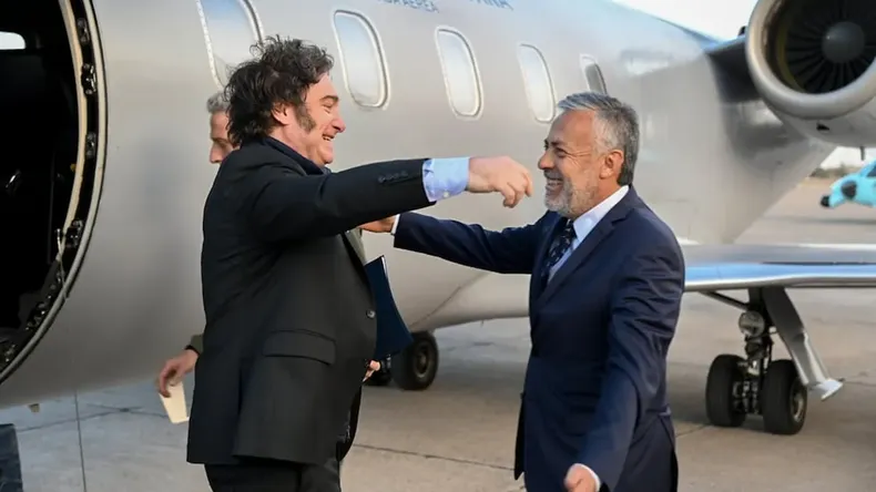 el-gobernador-mendoza-alfredo-cornejo-acompanado-la-vicegobernadora-hebe-casado-recibio-al-presidente-la-nacion-javier-milei-la-iv-brigada-aerea-foto-gobierno-mendozajpgwebp