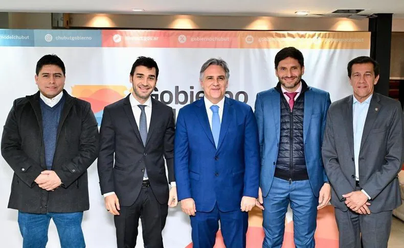 ignacio-torres-chubut-maximiliano-pullaro-santa-fe-martin-llaryora-cordoba-carlos-sadir-jujuy-claudio-vidal-santa-cruz-frente-electoral-un-grito-federal