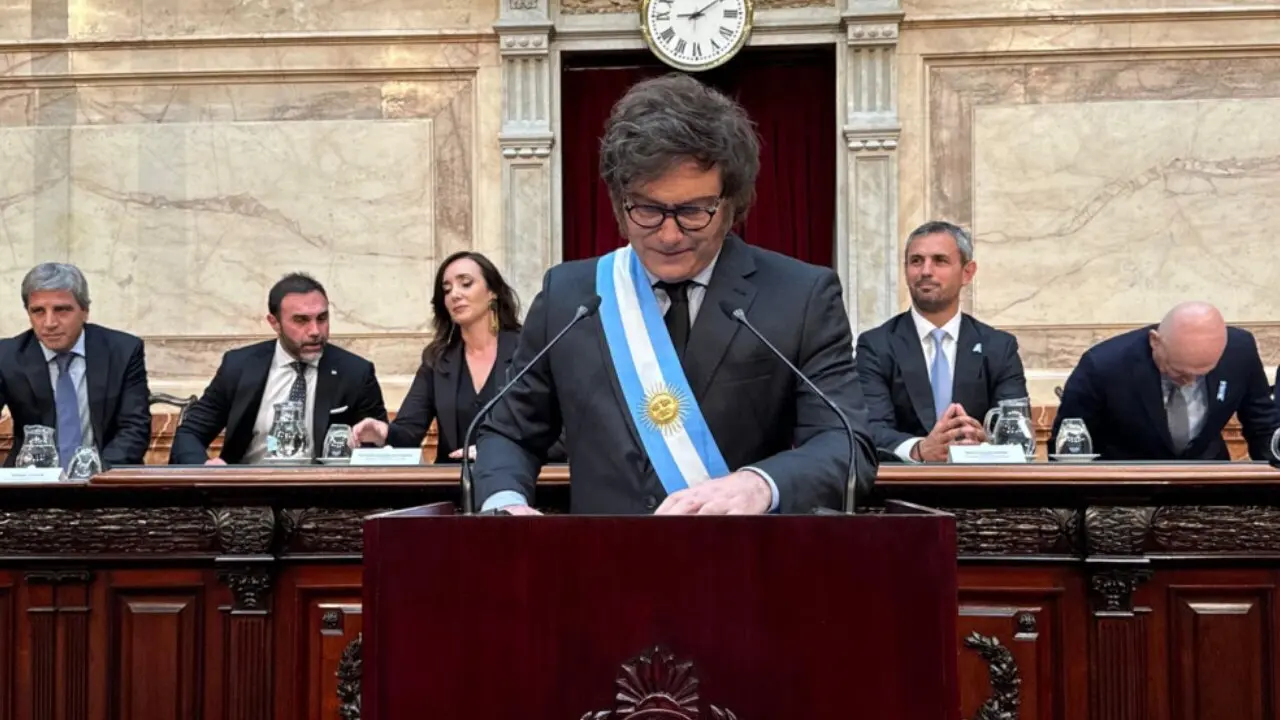 Milei-Cadena-Presupuesto-2025-1