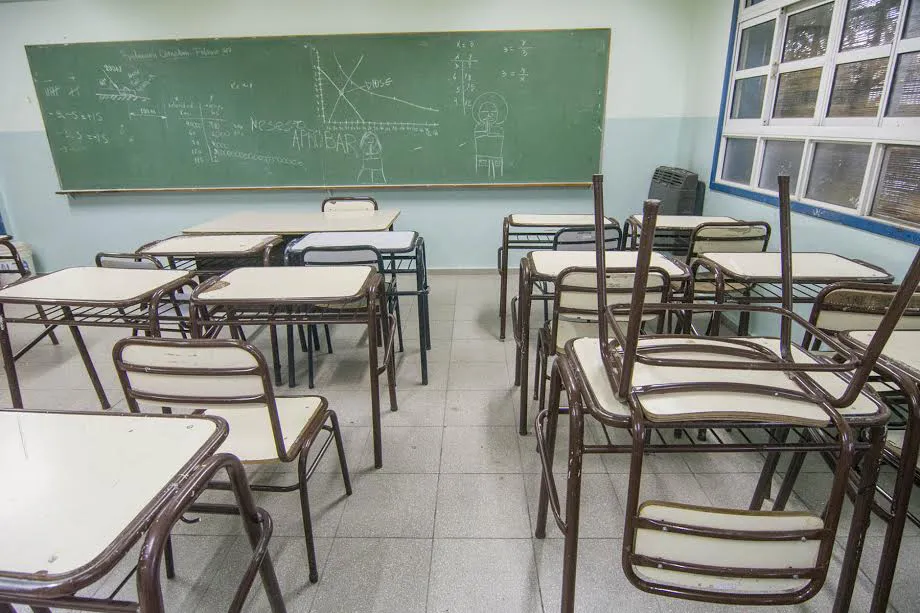 CEM-1-AULAS-VACIAS-ESCUELAS-ALUMNOS-ROCA