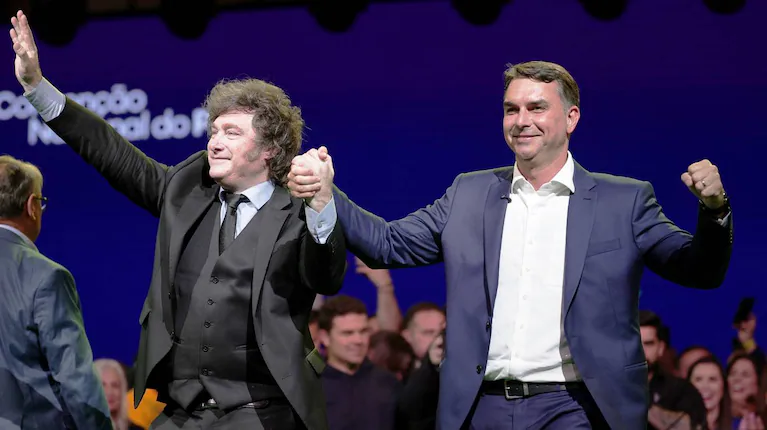 el-presidente-javier-milei-en-el-acto-de-lanzamiento-de-la-candidatura-al-ejecutivo-del-senador-flavio-bolsonaro-en-brasil-foto-ap-ettore-chiereguini-EFDZTBKREVEK7GDU74H2I65SVU