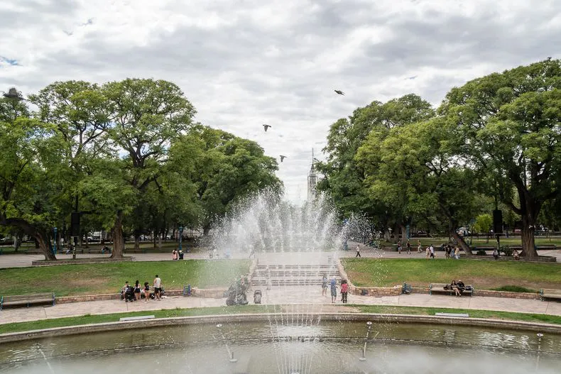 turismo-turistas-vacaciones-clima-tiempo-verano-ciudad-mendoza-plaza-independenciajpg