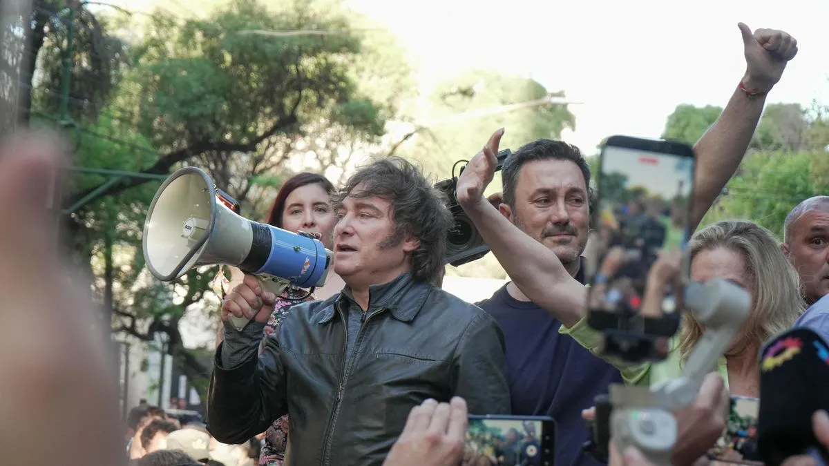 javier-milei-mendoza-peatonal-manifestantes-policia-4