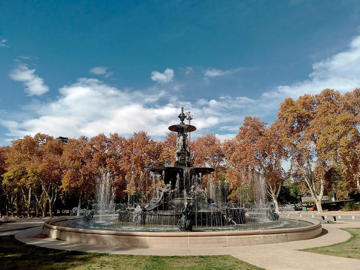 Fuente-de-los-Continentes-otono